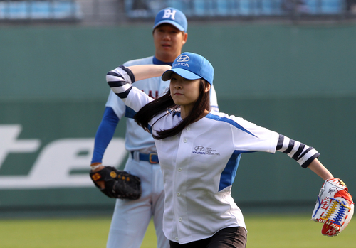 13일 부산 사직야구장에서 열린 '경남고-부산고 출신 라이벌 빅매치'에서 피겨 여왕 김연아가 시구하고 있다. 이날 행사에는 부산 야구 명문인 부산고와 경남고 출신 프로야구 현역 선수 50명과 은퇴 선수 30여명이 참가했다.