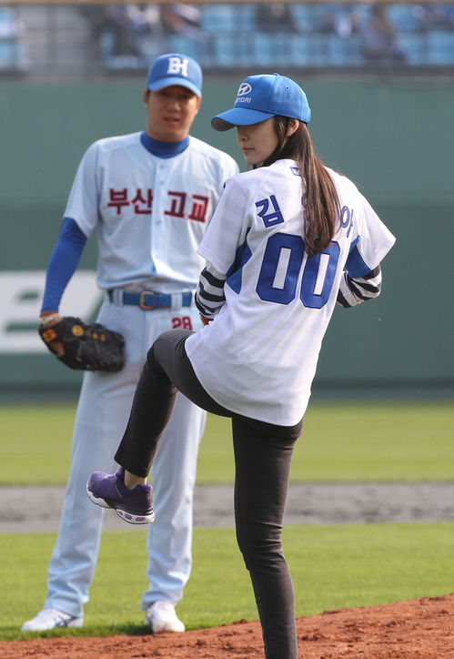 13일 부산 사직야구장에서 열린 '경남고-부산고 출신 라이벌 빅매치'에서 피겨 여왕 김연아가 시구하고 있다. 이날 행사에는 부산 야구 명문인 부산고와 경남고 출신 프로야구 현역 선수 50명과 은퇴 선수 30여명이 참가했다. 뒤편은 부산고 선발 장원준.