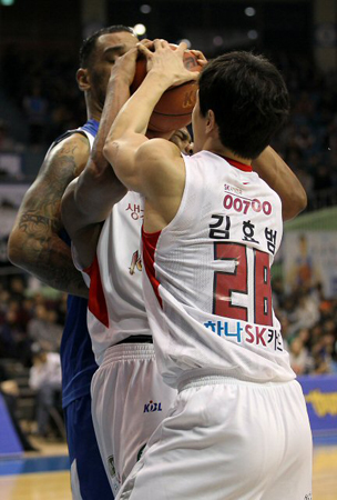 13일 오후 서울 잠실실내체육관에서 열린 프로농구 삼성 썬더스와 SK나이츠의 경기. SK 존슨과 김효범이 상대선수로 착각한 채 볼다툼을 벌이고 있다.