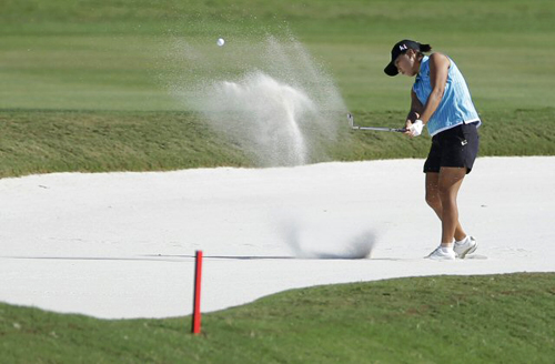 18일(현지시각) 미국 플로리다주 올랜도 그랜드 사이프레스 골프장에서 열린 미국여자프로골프(LPGA) 투어 CME그룹 타이틀홀더스 대회 2라운드 경기에서 김미현이 모래 위에서 샷 하고 있다.