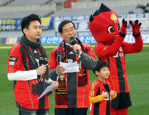 박원순 서울시장이 19일 오후 서울월드컵경기장에서 열린 프로축구 현대오일뱅크 K리그 2011 챔피언십 6강 플레이오프 경기 서울-울산 전에서 시축에 앞서 축구팬들에게 인사말을 하고 있다.