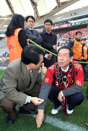 박원순 서울시장이 19일 오후 서울월드컵경기장에서 열린 프로축구 현대오일뱅크 K리그 2011 챔피언십 6강 플레이오프 경기 서울-울산 전에서 시축에 앞서 잔디 상태를 살피고 있다.