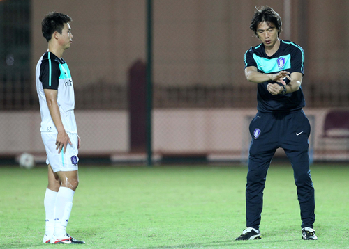 올림픽 축구대표팀 홍명보 감독이 22일(한국시각) 카타르 도하 알 마키야 스포츠클럽에서 훈련 도중 윤빛가람에게 다가가 경기운영 등에 대해 말하고 있다.