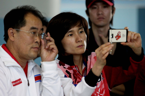 국제탁구연맹(ITTF)의 국제 탁구친선전 '피스 앤 스포츠컵'에서 함께 경기를 지휘할 한국 현정화 감독과 북한 리정식 감독이 21일 카타르 도하 알 야르묵 중학교 방문행사에서 스마트폰으로 셀카를 촬영하고 있다.