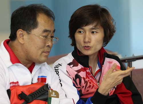 국제탁구연맹(ITTF)의 국제 탁구친선전 '피스 앤 스포츠컵'에서 함께 경기를 지휘할 한국 현정화 감독과 북한 리정식 감독이 21일 카타르 도하 알 야르묵 중학교 방문행사에서 대화하고 있다.