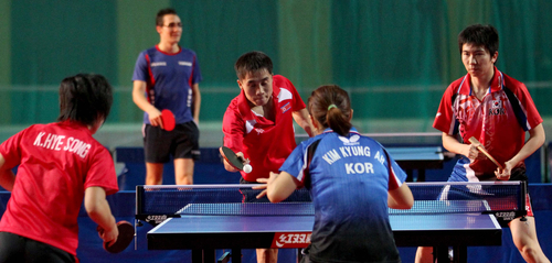 국제탁구연맹(ITTF)의 국제 탁구친선전 '피스 앤드 스포츠컵'에서 함께 경기를 벌일 한국 유승민 김경아와 북한 김혁봉 김혜성 선수가 21일 카타르 도하 숙소호텔인 리츠 칼튼 호텔 실내 테니스코트에 마련된 연습경기장에서 공동훈련을 하고 있다. 
    이로서 1991년 지바 세계선수권대회에서 단일팀을 이뤘던 남북한 탁구가 20년 만에 다시 한 팀으로 뭉쳐 복식 경기를 펼친다.
    ITTF와 국제 스포츠 평화교류 비정부기구인 '평화와 스포츠(Peace and Sports)' 공동 개최로 남북한 등 모두 10개국이 참가하는 이번 대회에서 한국은 앞서 발표된 복식조 초안 그대로 북한과 한 팀으로 묶였다. 
    이에 따라 한국의 유승민(삼성생명), 김경아(대한항공)은 각각 북한의 김혁봉, 김혜성과 호흡을 맞춰 남녀 복식 토너먼트를 치르게 됐다.