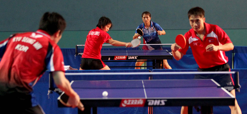 국제탁구연맹(ITTF)의 국제 탁구친선전 '피스 앤드 스포츠컵'에서 함께 경기를 벌일 한국 유승민 김경아와 북한 김혁봉 김혜성 선수가 21일 카타르 도하 숙소호텔인 리츠 칼튼 호텔 실내 테니스코트에 마련된 연습경기장에서 공동훈련을 하고 있다. 
    이로서 1991년 지바 세계선수권대회에서 단일팀을 이뤘던 남북한 탁구가 20년 만에 다시 한 팀으로 뭉쳐 복식 경기를 펼친다.
    ITTF와 국제 스포츠 평화교류 비정부기구인 '평화와 스포츠(Peace and Sports)' 공동 개최로 남북한 등 모두 10개국이 참가하는 이번 대회에서 한국은 앞서 발표된 복식조 초안 그대로 북한과 한 팀으로 묶였다. 
    이에 따라 한국의 유승민(삼성생명), 김경아(대한항공)은 각각 북한의 김혁봉, 김혜성과 호흡을 맞춰 남녀 복식 토너먼트를 치르게 됐다.