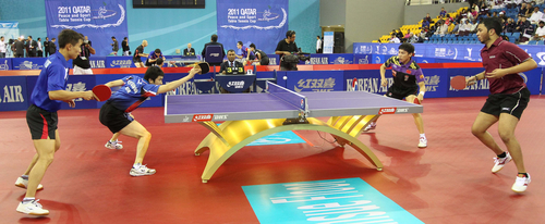 한국 유승민과 북한 김혁봉 선수가 23일(한국시각) 카타르 도하에서 열린 국제탁구연맹(ITTF)의 국제 탁구친선전 '피스 앤드 스포츠컵'에서 20년만에 단일팀을 구성해 중국.카타르팀을 상대로 경기를 벌이고 있다. 
    ITTF와 국제 스포츠 평화교류 비정부기구인 '평화와 스포츠(Peace and Sports)' 공동 개최로 남북한 등 모두 10개국이 참가하는 이번 대회에서 한국은 앞서 발표된 복식조 초안 그대로 북한과 한 팀으로 묶였다. 
    이에 따라 한국의 유승민(삼성생명), 김경아(대한항공)은 각각 북한의 김혁봉, 김혜성과 호흡을 맞춰 남녀 복식 토너먼트를 치르게 됐다.