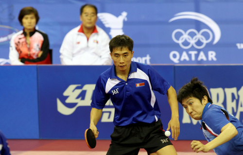 한국 유승민과 북한 김혁봉 선수가 23일(한국시각) 카타르 도하에서 열린 국제탁구연맹(ITTF)의 국제 탁구친선전 '피스 앤드 스포츠컵'에서 20년만에 단일팀을 구성해 미국.러시아팀을 상대로 결승전을 벌이고 있다. ITTF와 국제 스포츠 평화교류 비정부기구인 '평화와 스포츠(Peace and Sports)' 공동 개최로 남북한 등 모두 10개국이 참가하는 이번 대회에서 한국은 앞서 발표된 복식조 초안 그대로 북한과 한 팀으로 묶였다. 이에 따라 한국의 유승민(삼성생명), 김경아(대한항공)은 각각 북한의 김혁봉, 김혜성과 호흡을 맞춰 남녀 복식 토너먼트를 치르게 됐다.