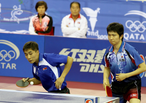 한국 유승민과 북한 김혁봉 선수가 23일(한국시각) 카타르 도하에서 열린 국제탁구연맹(ITTF)의 국제 탁구친선전 '피스 앤드 스포츠컵'에서 20년만에 단일팀을 구성해 미국.러시아팀을 상대로 결승전을 벌이고 있다. ITTF와 국제 스포츠 평화교류 비정부기구인 '평화와 스포츠(Peace and Sports)' 공동 개최로 남북한 등 모두 10개국이 참가하는 이번 대회에서 한국은 앞서 발표된 복식조 초안 그대로 북한과 한 팀으로 묶였다. 이에 따라 한국의 유승민(삼성생명), 김경아(대한항공)은 각각 북한의 김혁봉, 김혜성과 호흡을 맞춰 남녀 복식 토너먼트를 치르게 됐다.