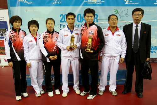 피스앤스포츠 남북한 단일팀이 23일(한국시각) 카타르 도하에서 열린 국제탁구연맹(ITTF)의 국제 탁구친선전 '피스 앤드 스포츠컵' 시상식을 마치고 나서 기념촬영하고 있다.
    왼쪽부터 현정화 감독, 북한 김혜성, 한국 김경아, 북한 김혁봉, 한국 유승민, 북한 리정식 감독, 북한 한호철.