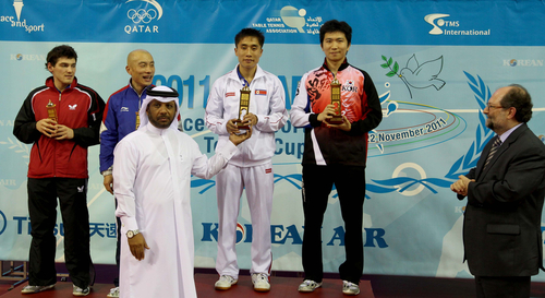 한국 유승민과 북한 김혁봉 선수가 23일(한국시각) 카타르 도하에서 열린 국제탁구연맹(ITTF)의 국제 탁구친선전 '피스 앤드 스포츠컵'에서 20년만에 단일팀을 구성한 남자복식조에서 우승하고 나서 시상대에 우승 트로피를 받고 있다. 
    ITTF와 국제 스포츠 평화교류 비정부기구인 '평화와 스포츠(Peace and Sports)' 공동 개최로 남북한 등 모두 10개국이 참가하는 이번 대회에서 한국은 앞서 발표된 복식조 초안 그대로 북한과 한 팀으로 묶였다. 
    이에 따라 한국의 유승민(삼성생명), 김경아(대한항공)은 각각 북한의 김혁봉, 김혜성과 호흡을 맞춰 남녀 복식 토너먼트를 치르게 됐다.