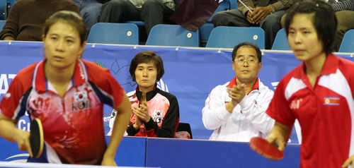 한국 현정화 감독과 북한 리정식 감독이 21일 카타르 도하에서 열린국제탁구연맹(ITTF)의 국제 탁구친선전 '피스 앤드 스포츠컵'에서 한국 김경아와 북한 김혜성 선수를 보며 응원하고 있다. 
    ITTF와 국제 스포츠 평화교류 비정부기구인 '평화와 스포츠(Peace and Sports)' 공동 개최로 남북한 등 모두 10개국이 참가하는 이번 대회에서 한국은 앞서 발표된 복식조 초안 그대로 북한과 한 팀으로 묶였다. 
    이에 따라 한국의 유승민(삼성생명), 김경아(대한항공)은 각각 북한의 김혁봉, 김혜성과 호흡을 맞춰 남녀 복식 토너먼트를 치르게 됐다.