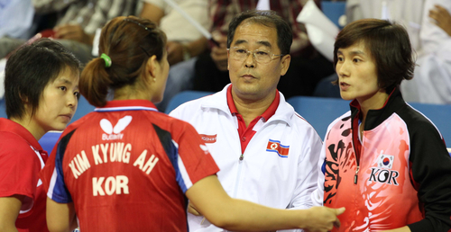 한국 현정화 감독과 북한 리정식 감독이 21일 카타르 도하에서 열린국제탁구연맹(ITTF)의 국제 탁구친선전 '피스 앤드 스포츠컵'에서 한국 김경아와 북한 김혜성 선수를 불러 작전지시하고 있다. 
    ITTF와 국제 스포츠 평화교류 비정부기구인 '평화와 스포츠(Peace and Sports)' 공동 개최로 남북한 등 모두 10개국이 참가하는 이번 대회에서 한국은 앞서 발표된 복식조 초안 그대로 북한과 한 팀으로 묶였다. 
    이에 따라 한국의 유승민(삼성생명), 김경아(대한항공)은 각각 북한의 김혁봉, 김혜성과 호흡을 맞춰 남녀 복식 토너먼트를 치르게 됐다.