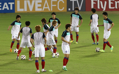 올림픽 축구대표팀 선수들이 카타르 경기를 하루 앞둔 23일(한국시각) 카타르 도하 알 사드 경기장에서 열린 마지막 훈련에서 가볍게 몸을 풀고 있다.