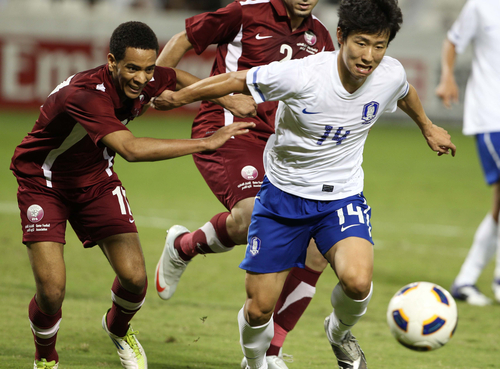 24일(한국시각) 카타르 도하에서 열린 올림픽축구 최종예선 한국-카타르 경기에서 김태환이 카타르 수비수를 돌파하고 있다.