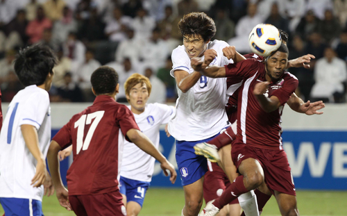 24일(한국시각) 카타르 도하에서 열린 올림픽축구 최종예선 한국-카타르 경기에서 김현성이 공중볼을 다투고 있다.