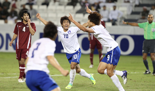 24일(한국시각) 카타르 도하에서 열린 올림픽축구 최종예선 한국-카타르 경기에서 김현성이 동점골을 넣고 나서 환호하고 있다.