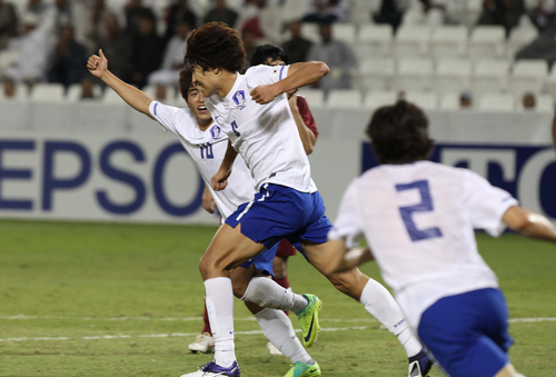 24일(한국시각) 카타르 도하에서 열린 올림픽축구 최종예선 한국-카타르 경기에서 김현성이 동점골을 넣고 나서 환호하고 있다.