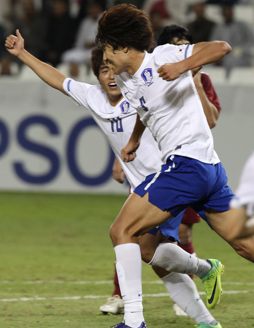 24일(한국시각) 카타르 도하에서 열린 올림픽축구 최종예선 한국-카타르 경기에서 김현성이 동점골을 넣고 나서 환호하고 있다.