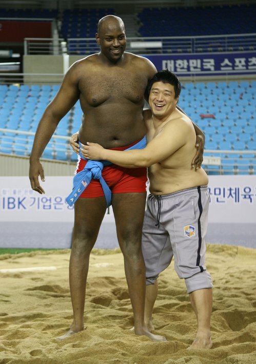 경북 김천에서 열리는 2011 천하장사 씨름대축제에서 미국의 최장신 존슨 커티스 선수의 품에 안겨있는 황규연(현대삼호중공업)선수.