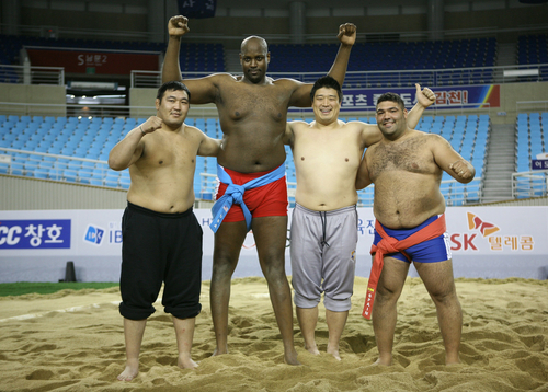 경북 김천에서 열리는 2011 천하장사 씨름대축제에서 한국과 몽골,스페인, 미국의 강자들이 포즈를 취하고 있다. 왼쪽부터 몽골 씨름 부흐의 강자 산잠바 침드레그젠, 최장신(2m33) 미국 존슨 커티스, 황규연(현대삼호중공업), 스페인 씨름 루차 카나리아 팸피언 마르코스 레데스마 페레스.