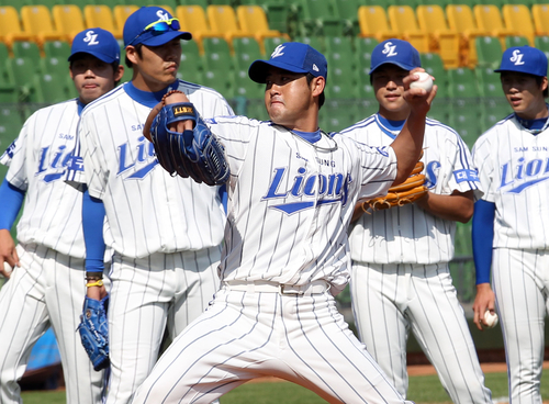 24일 오후 2011아시아시리즈 호주 퍼스 히트와의 경기를 앞두고 타이완 타이중 인터컨티넨털 구장에서 열린 공식 훈련에서 호주전 선발투수로 예고된 삼성 장원삼이 몸을 풀고 있다