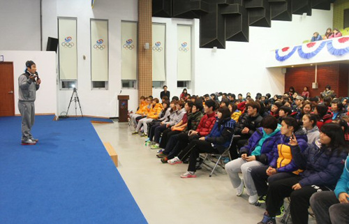 개그맨 김병만이 24일 오후 서울 노원구 공릉동 태릉선수촌 내 챔피언하우스에서 훈련중인 국가대표 선수와 지도자들에게 '달인 김병만의 도전과 열정'이라는 주제로 강연을 하고 있다.