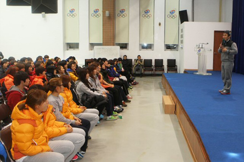 개그맨 김병만이 24일 오후 서울 노원구 공릉동 태릉선수촌 내 챔피언하우스에서 훈련중인 국가대표 선수와 지도자들에게 '달인 김병만의 도전과 열정'이라는 주제로 강연을 하고 있다.