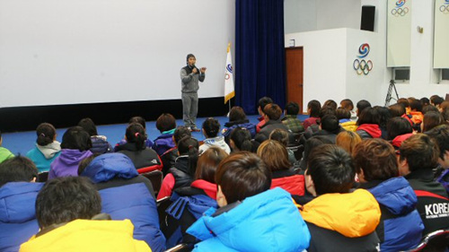 개그맨 김병만이 24일 오후 서울 노원구 공릉동 태릉선수촌 내 챔피언하우스에서 훈련중인 국가대표 선수와 지도자들에게 '달인 김병만의 도전과 열정'이라는 주제로 강연을 하고 있다.