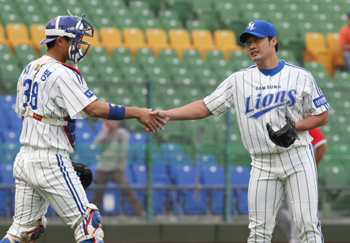 25일 타이완 타이중 인터컨티넨털 구장에서 열린 2011아시아시리즈 삼성 라이온즈와 퍼스 히트의 경기 9회초 2사, 삼성 마무리 오승환이 공 1개로 경기를 끝낸 뒤 채상병 포수와 악수를 하고 있다.