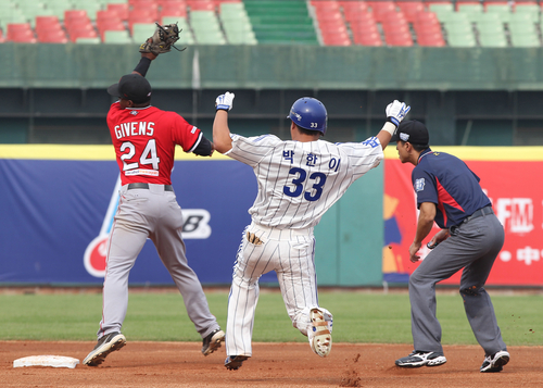 25일 타이완 타이중 인터컨티넨털 구장에서 열린 2011아시아시리즈 삼성 라이온즈와 퍼스 히트의 경기 4회말 1사, 삼성 박한이가 안타를 친 뒤 2루로 파고들다 아웃되고 있다.