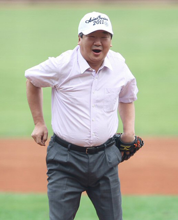 구본능 KBO 총재가 26일 오후 타이완 타이중 인터컨티넨털 구장에서 열린 2011아시아시리즈 삼성 라이온즈와 소프트뱅크 호크스의 경기에서 시구를 하고 있다.