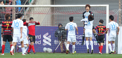 26일 오후 포항 스틸야드 축구장에서 열린 현대오일뱅크 2011 플레이오프 포항스틸러스와 울산현대의 경기에서 울산현대 콜키퍼 김승규가 두번연속 페널티킥을 막은 후 기뻐하고 있다. 이날 경기에서 설기현이 얻은 PK를 자신이 성공시키면서 1 대 0으로 승리해 챔프전에 진출했다.