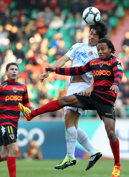 26일 오후 포항 스틸야드 축구장에서 열린 현대오일뱅크 2011 플레이오프 포항스틸러스와 울산현대의 경기에서 포항 아사모아와 울산 고슬기가 볼다툼을 하고 있다. 이날 경기에서 설기현이 얻은 PK를 자신이 성공시키면서 1 대 0으로 승리해 챔프전에 진출했다.