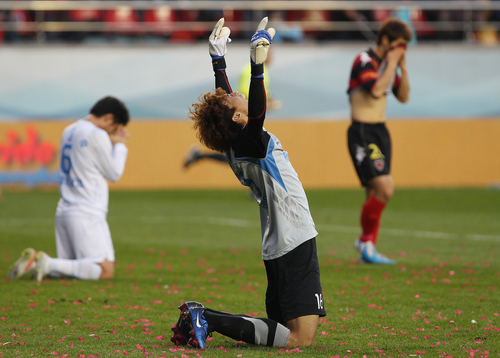 26일 오후 포항 스틸야드 축구장에서 열린 현대오일뱅크 2011 플레이오프 포항스틸러스와 울산현대의 경기에서 울산이 1:0으로 승리    후 페널티킥을 두개나 막아낸 울산의 골키퍼 김승규가 환호하고 있다. 이날 경기에서 설기현이 얻은 PK를 자신이 성공시키면서 1 대 0으로 승리해 챔프전에 진출했다.