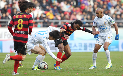 26일 오후 포항 스틸야드 축구장에서 열린 현대오일뱅크 2011 플레이오프 포항스틸러스와 울산현대의 경기에서 포항 아사모아와 울산 고슬기가 볼다툼을 하고 있다. 이날 경기에서 설기현이 얻은 PK를 자신이 성공시키면서 1 대 0으로 승리해 챔프전에 진출했다.