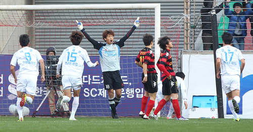 26일 오후 포항 스틸야드 축구장에서 열린 현대오일뱅크 2011 플레이오프 포항스틸러스와 울산현대의 경기에서 울산현대 콜키퍼 김승규가 두번연속 페널티킥을 막은 후 기뻐하고 있다. 이날 경기에서 설기현이 얻은 PK를 자신이 성공시키면서 1 대 0으로 승리해 챔프전에 진출했다.