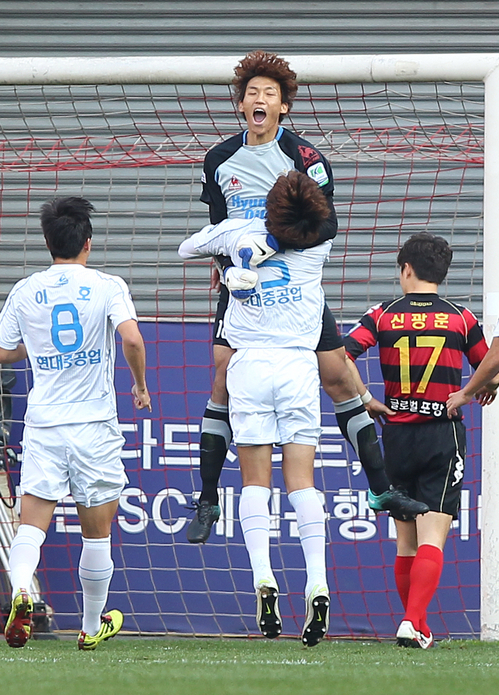 26일 오후 포항 스틸야드 축구장에서 열린 현대오일뱅크 2011 플레이오프 포항스틸러스와 울산현대의 경기에서 울산현대 콜키퍼 김승규가 두번연속 페널티킥을 막은 후 기뻐하고 있다. 이날 경기에서 설기현이 얻은 PK를 자신이 성공시키면서 1 대 0으로 승리해 챔프전에 진출했다.