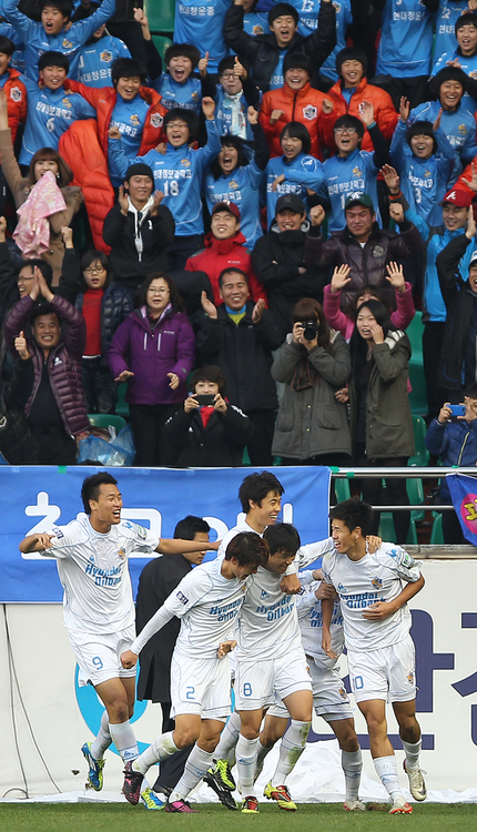 26일 오후 포항 스틸야드 축구장에서 열린 현대오일뱅크 2011 플레이오프 포항스틸러스와 울산현대의 경기에서 울산 설기현이 동료들과 기뻐하고 있다. 이날 경기에서 설기현이 얻은 PK를 자신이 성공시키면서 1 대 0으로 승리해 챔프전에 진출했다.