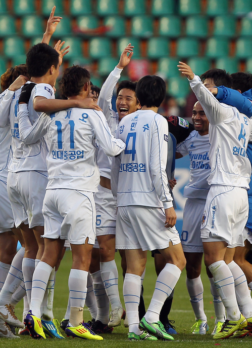 26일 오후 포항 스틸야드 축구장에서 열린 현대오일뱅크 2011 플레이오프 포항스틸러스와 울산현대의 경기에서 울산이 1:0으로 승리    후 선수들이 환호하고 있다.