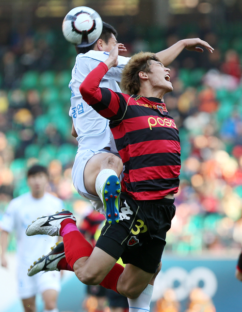 26일 오후 포항 스틸야드 축구장에서 열린 현대오일뱅크 2011 플레이오프 포항스틸러스와 울산현대의 경기에서 포항 김형일과 울산 강진욱이 볼다툼을 하고 있다. 이날 경기에서 설기현이 얻은 PK를 자신이 성공시키면서 1 대 0으로 승리해 챔프전에 진출했다.