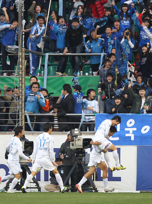 26일 오후 포항 스틸야드 축구장에서 열린 현대오일뱅크 2011 플레이오프 포항스틸러스와 울산현대의 경기에서 울산 설기현이 동료들과 기뻐하고 있다. 이날 경기에서 설기현이 얻은 PK를 자신이 성공시키면서 1 대 0으로 승리해 챔프전에 진출했다.