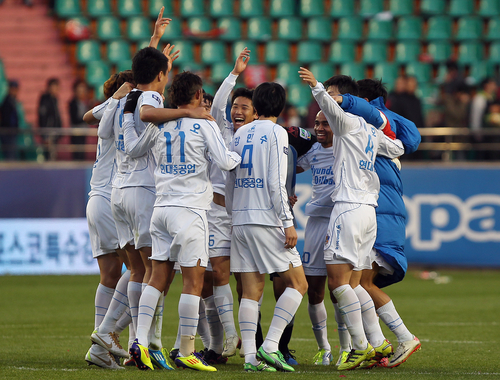 26일 오후 포항 스틸야드 축구장에서 열린 현대오일뱅크 2011 플레이오프 포항스틸러스와 울산현대의 경기에서 울산이 1:0으로 승리    후 선수들이 환호하고 있다.