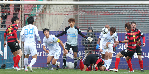 26일 오후 포항 스틸야드 축구장에서 열린 현대오일뱅크 2011 플레이오프 포항스틸러스와 울산현대의 경기에서 양팀선수들이 볼다툼을 하고 있다. 이날 경기에서 설기현이 얻은 PK를 자신이 성공시키면서 1 대 0으로 승리해 챔프전에 진출했다.