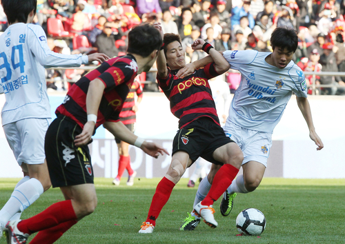 26일 오후 포항 스틸야드 축구장에서 열린 현대오일뱅크 2011 플레이오프 포항스틸러스와 울산현대의 경기에서 울산현대 고슬기가 드리블을 하고 있다. 이날 경기에서 설기현이 얻은 PK를 자신이 성공시키면서 1 대 0으로 승리해 챔프전에 진출했다.