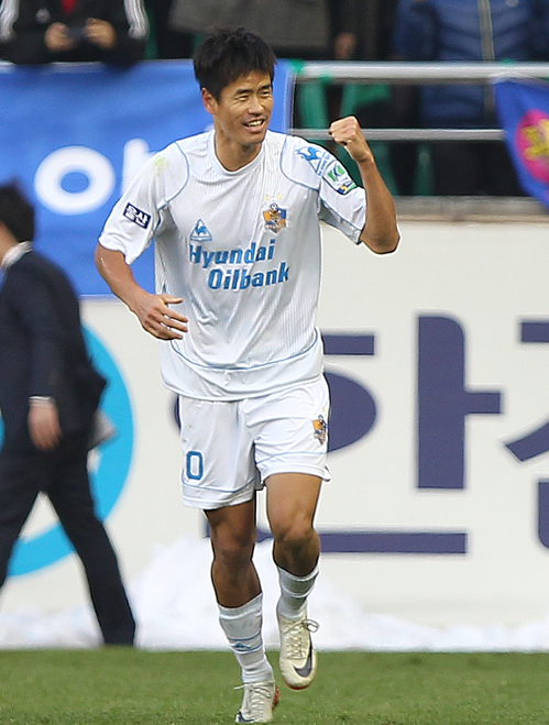 26일 오후 포항 스틸야드 축구장에서 열린 현대오일뱅크 2011 플레이오프 포항스틸러스와 울산현대의 경기에서 울산 설기현이 동료들과 기뻐하고 있다. 이날 경기에서 설기현이 얻은 PK를 자신이 성공시키면서 1 대 0으로 승리해 챔프전에 진출했다.