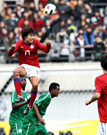 27일 서울 상암동 서울월드컵경기장에서 열린 2012런던올림픽 아시아최종예선 한국-사우디아라비아 경기,  한국 김현성(위)이 사우디아라비아 이브라힘의 등을 밟으며 헤딩하고 있다.