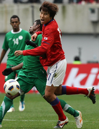 2012 런던올림픽 축구 최종예선 A조 3차전 한국과 사우디아라비아와의 경기가 27일 오후 서울월드컵경기장에서 열렸다. 한국 김현석이 사우디 수비수와 볼을 다투고 있다.