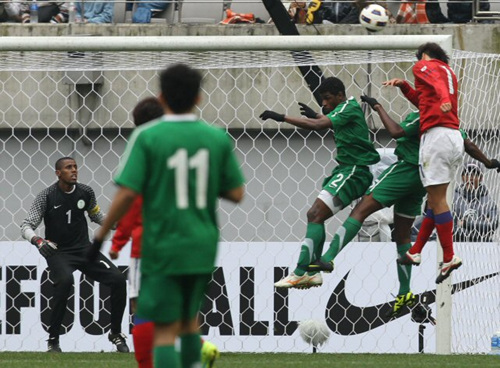 2012 런던올림픽 축구 최종예선 A조 3차전 한국과 사우디아라비아와의 경기가 27일 오후 서울월드컵경기장에서 열렸다. 한국 백성동이 헤딩슛을 하고 있다. 아깝게 골대를 맞았다.